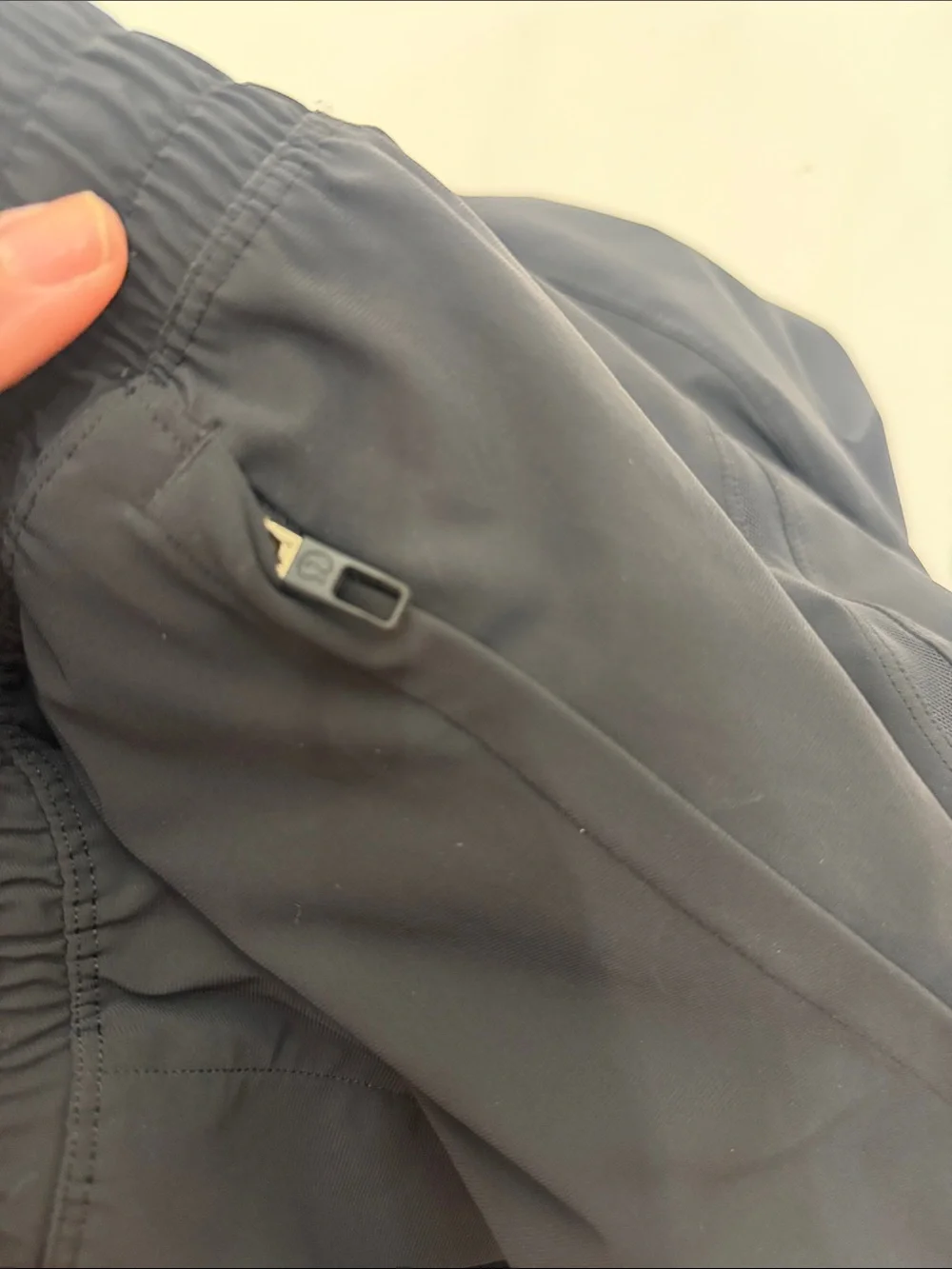 Lululemon men’s black nylon joggers zipper ankle size large.